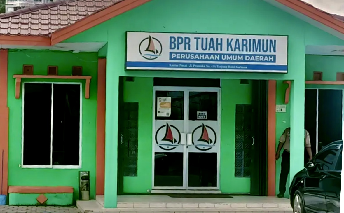 Wacana perubahan nama dan status hukum Bank Perekonomian Rakyat (BPR) Tuah Karimun menjadi Perseroan Daerah (Perseroda) yang diusulkan melalui Rancangan Peraturan Daerah (Ranperda) kini tak lagi berjalan mulus. Proposal ganti baju BPR ini justru menuai kritikan pedas dan menyentil dari Fraksi Gerindra Plus Dewan Perwakilan Rakyat Daerah (DPRD) Kabupaten Karimun.(Foto: Istimewa)