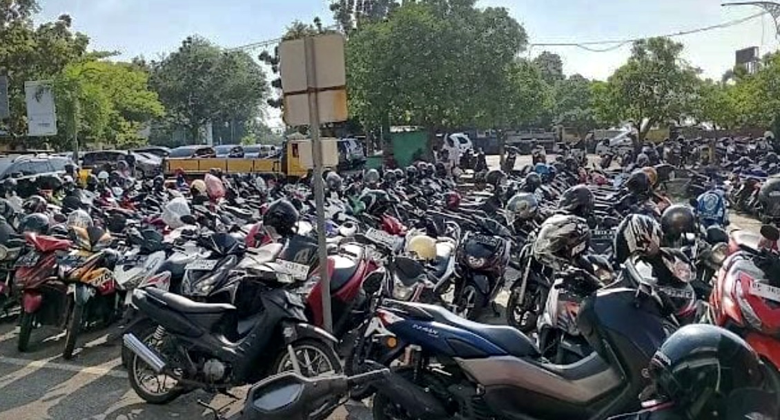 Isu panas dugaan monopoli parkir di Kabupaten Karimun kini tak lagi sekadar rumor, melainkan medan pertempuran yang melibatkan sopir taksi, dua perusahaan raksasa parkir dan Pemkab Karimun, yakni PT MSM Tiga Matra Satria, dan kompetitor pendatang barunya, PT Malik Parking Kepri (MPK), yang disebut-sebut telah menguasai seluruh titik parkir.(Foto: Izar)