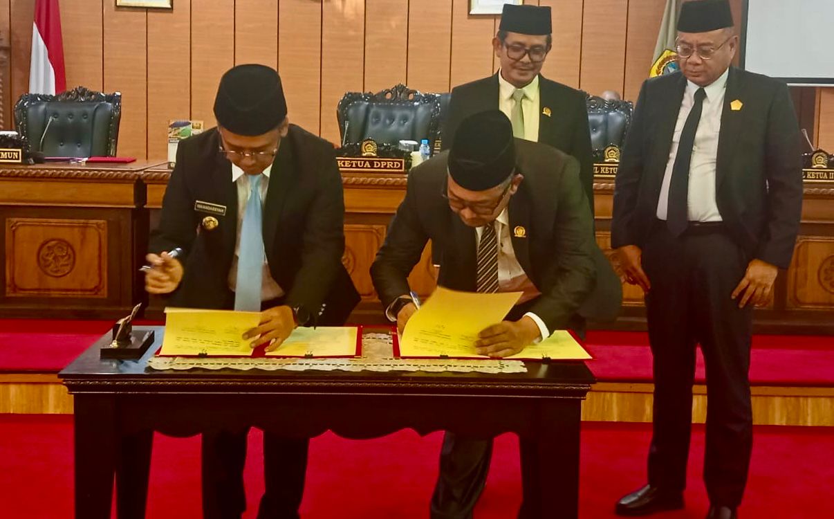 Bupati Karimun, Iskandarsyah, menyampaikan bahwa pihaknya telah menyiapkan alokasi dana senilai Rp 40 miliar dalam Rancangan Anggaran Pendapatan dan Belanja Daerah (APBD) Tahun 2026, khusus untuk mencicil utang tersebut. Pengumuman ini disampaikan Iskandarsyah usai pidato nota keuangan dan rancangan APBD 2026 pada rapat paripurna di gedung Balai Rong Sri Sekretariat DPRD Karimun, Rabu, 26 November 2025.(Foto: Tengku)