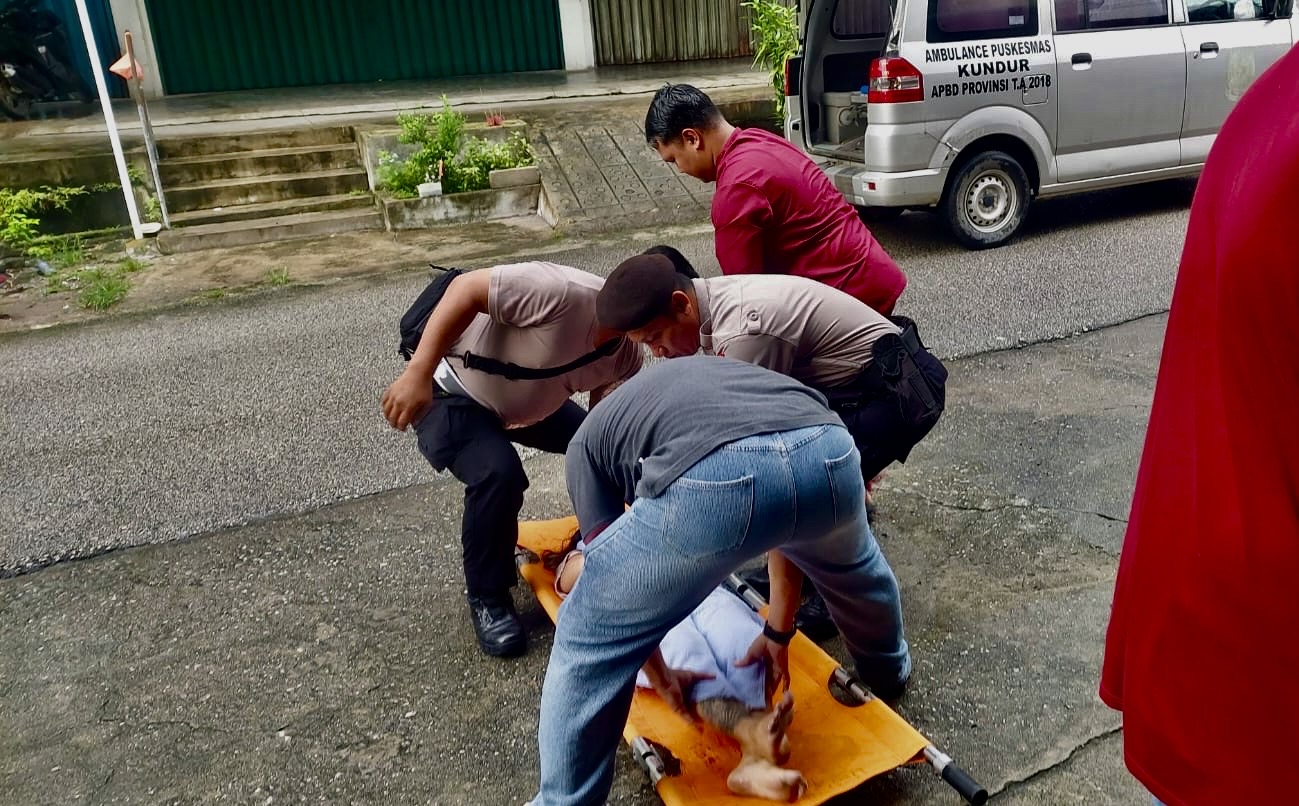 Sebuah tragedi mencekam mengguncang Bumi Berazam saat seorang wanita muda berinisial NR (21) ditemukan tewas mengenaskan setelah terjun bebas dari lantai 3 Hotel Hocky pada Rabu (17/12/2025), pukul 07:00 WIB.(Foto/ Istimewa)