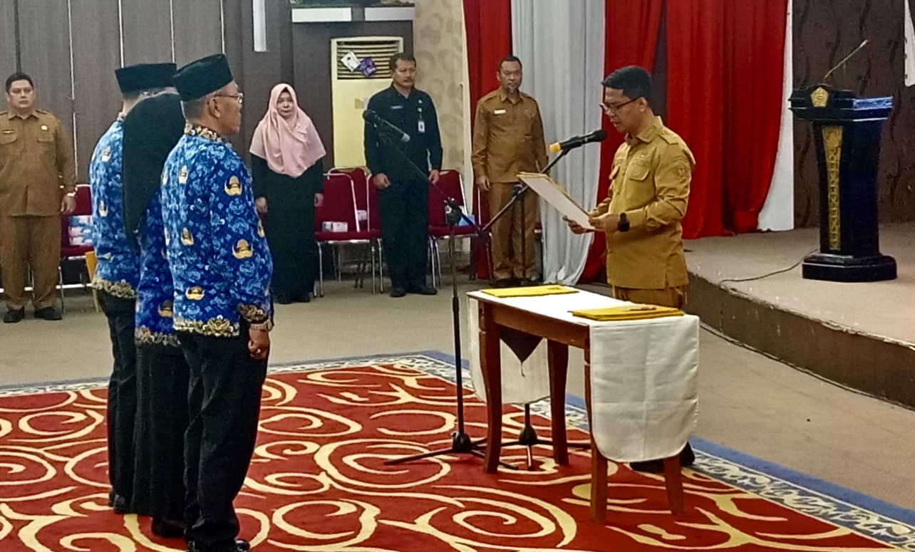 Bupati Karimun, Iskandarsyah menekankan pelantikan dan pengambilan sumpah 307 Pegawai Pemerintah dengan Perjanjian Kerja (P3K) tahap II, terdiri dari tenaga pengajar, tenaga kesehatan dan tenaga teknis, bukan sekadar formalitas saja, melainkan gerbang awal untuk memberikan kontribusi terbaik bagi masyarakat Bumi Berazam.(Foto: Izar)