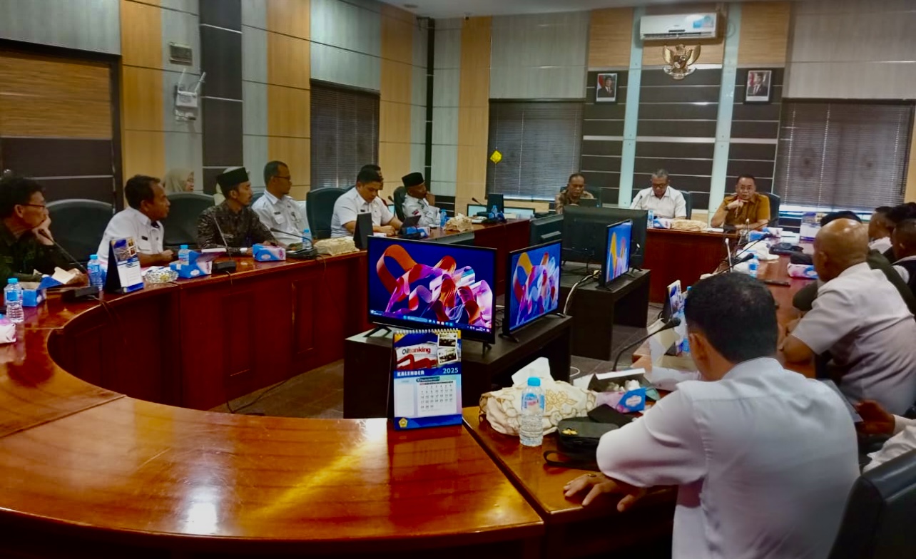Asosiasi Pemerintah Desa Seluruh Indonesia (Apdesi) Kabupaten Karimun untuk menggelar Rapat Dengar Pendapat (RDP) dengan DPRD Karimun dan Dinas Pemberdayaan Masyarakat Desa (PMD) pada Rabu, 3 Desember 2025, membahas Alokasi Dana Desa (ADD) yang bersumber dari APBD Kabupaten Karimun untuk tahun anggaran 2026 dipastikan mengalami pengurangan signifikan senilai Rp 19 miliar, turun dari tahun sebelumnya menjadi hanya Rp 40 miliar.(Foto: Izar)