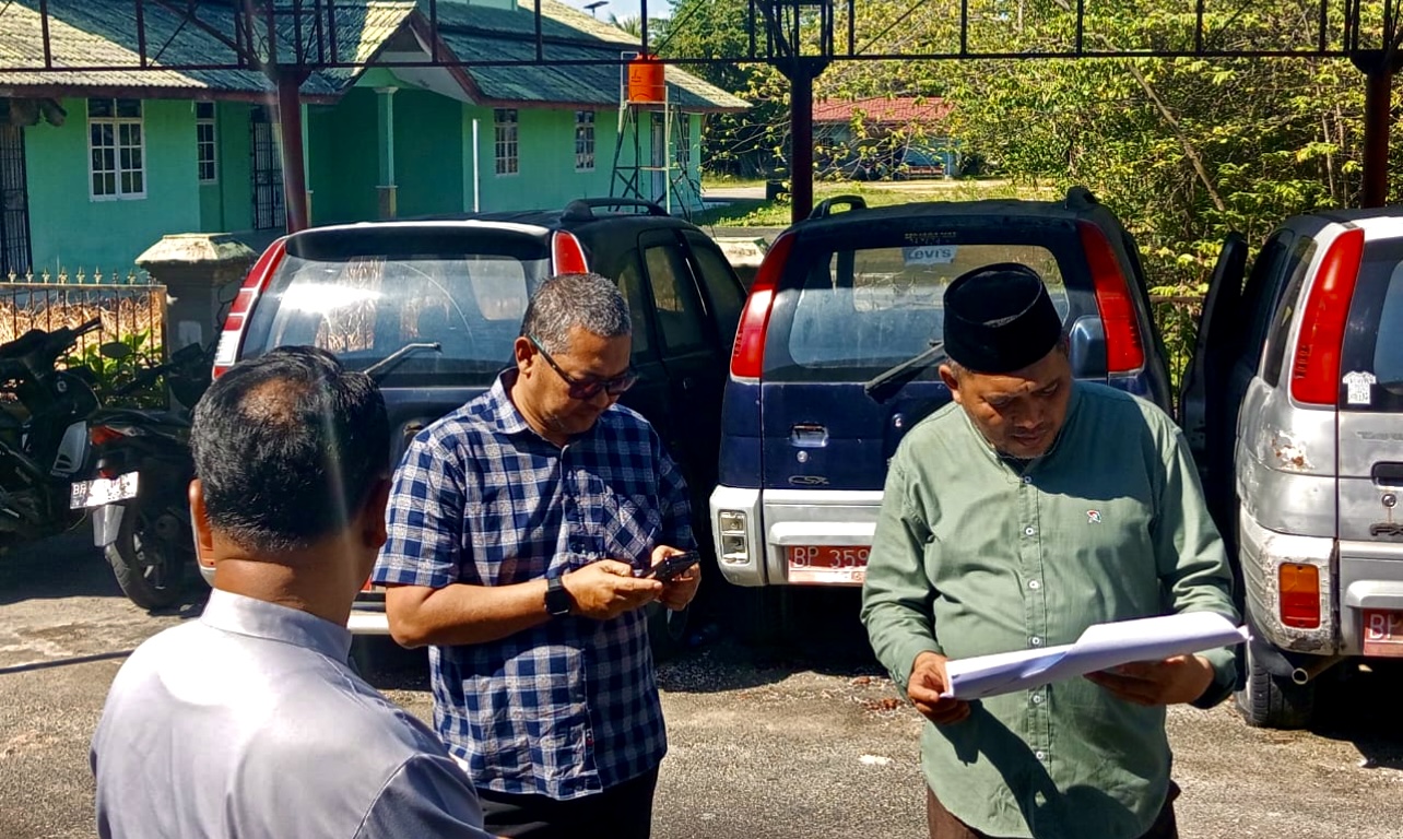 Pemkab Karimun akan melelang 50 unit kendaraan, termasuk 31 unit mobil dinas sedan, SUV, hingga minibus dan 1 unit alat berat, yang kini dikumpulkan di Kantor DPRD Karimun.(Foto: Izar)