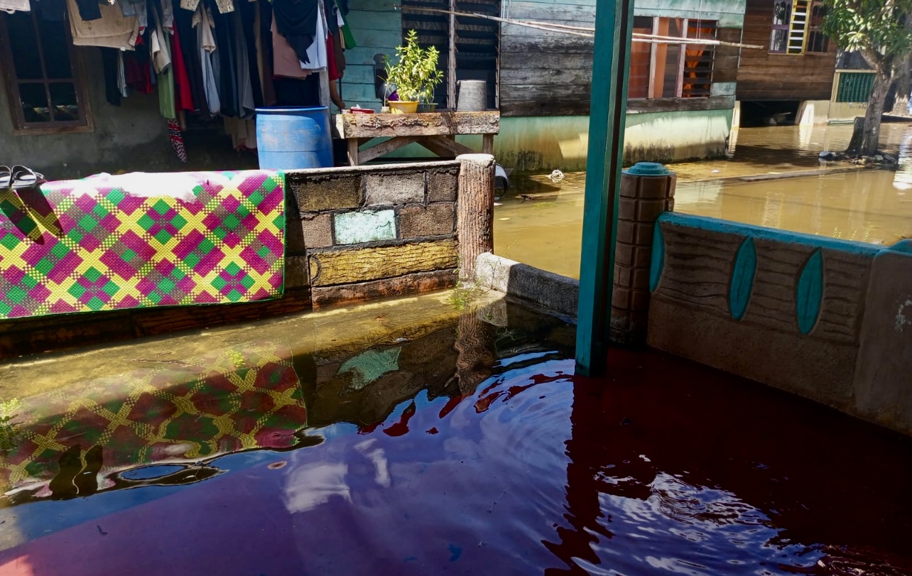 Musibah tahunan, banjir rob yang biasanya hanya akrab kini berubah menjadi monster yang mengancam dan menggenangi rumah-rumah warga dibilangan RT 001, RW 002 Kelurahan Meral Kota, Kecamatan Meral, Kabupaten Karimun, Provinsi Kepulauan Riau, hingga jauh lebih parah akibat proyek pembangunan perumahan.(Foto: Izar)