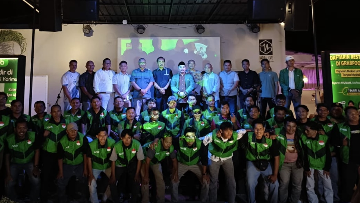 Layanan transportasi daring terkemuka di Asia Tenggara, Grab, kini resmi beroperasi penuh di wilayah perbatasan, Bumi Berazam, pada Sabtu, 6 Desember 2025 petang, di Cafe Nadira, Kelurahan Lubuk Semut, Tanjungbalai Karimun. Peluncuran ini diharapkan dapat merevolusi mobilitas lokal dan secara strategis membidik pasar wisatawan dari Singapura dan Malaysia, sekaligus jalin kerja sama dengan sejumlah merchant lokal untuk layanan GrabFood (pesan antar makanan) dan GrabExpress (pesan antar barang).(Foto: Izar)