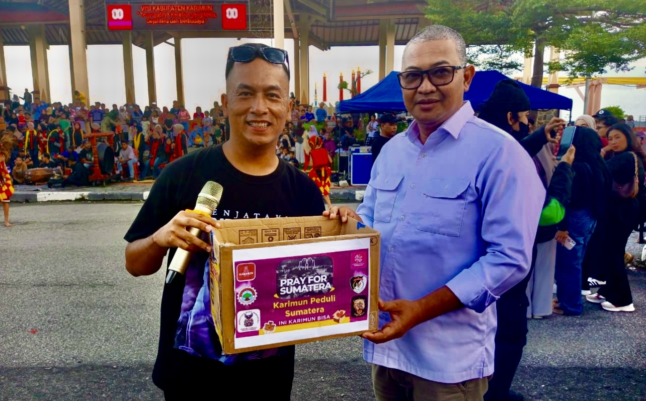 Melalui sebuah aksi penggalangan dana yang sarat makna, berbagai elemen masyarakat, mulai dari relawan, komunitas muda, hingga Ketua DPRD Karimun, Raja Rafiza bersatu untuk membantu para korban banjir dan tanah longsor yang melanda sejumlah wilayah di Sumatera.(Foto: Izar)