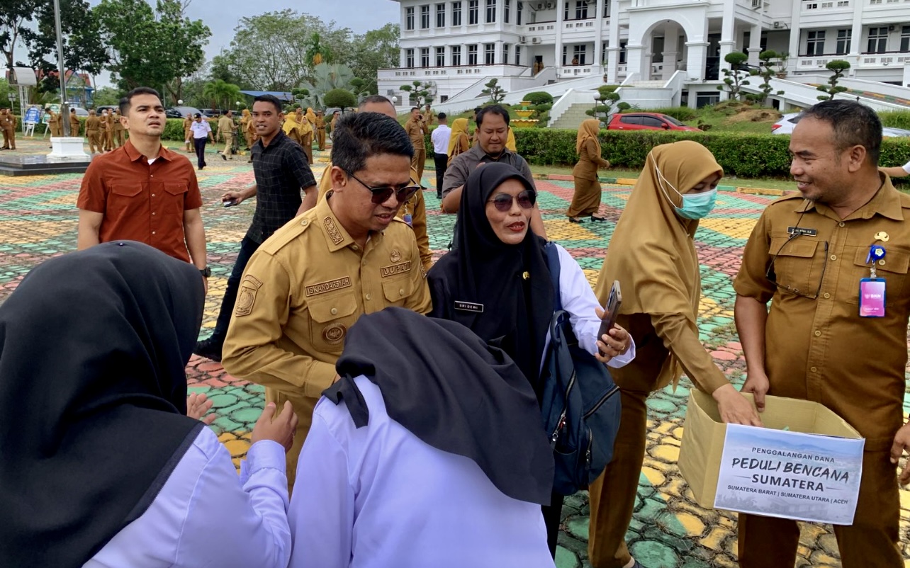 Berbeda dengan langkah sebelumnya yang seringkali melibatkan pendirian posko dan pengiriman bantuan logistik secara langsung, Pemkab Karimun kini hanya akan berfokus pada penghimpunan donasi dalam bentuk uang tunai dari masyarakat dan Aparatur Sipil Negara (ASN).(Foto: Izar)