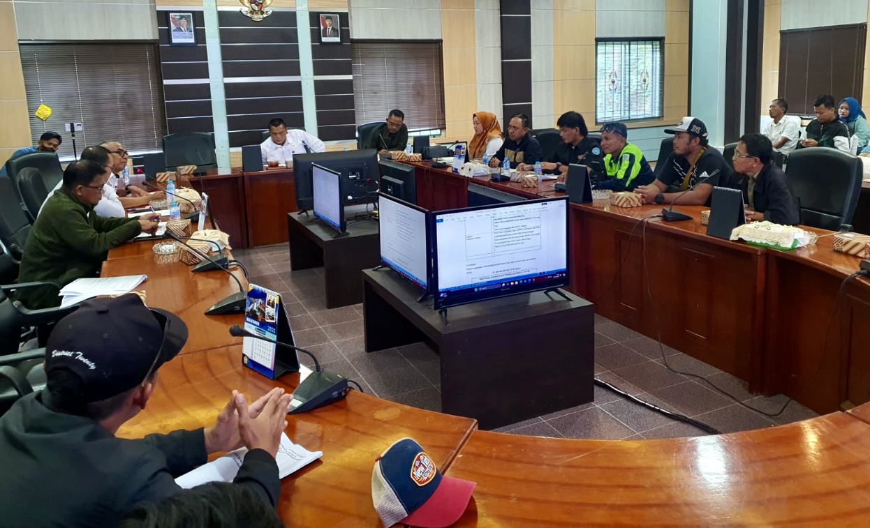 Setelah sebelumnya diprotes soal tarif cekik leher oleh Perkumpulan Taksi Pelabuhan, kini giliran Perkumpulan Pemuda Penggiat Konstruksi (Perpeksi) Karimun yang turun gunung, melontarkan kecaman pedas dalam Rapat Dengar Pendapat (RDP) yang tegang dengan DPRD Karimun, Senin (15/12/2025).(Foto: Izar)