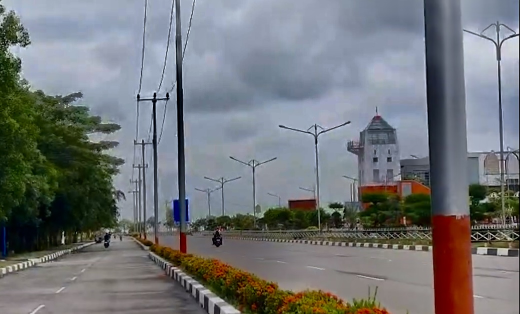 Coastal Area Tanjungbalai Karimun, yang selama ini menjadi ikon kebanggaan, kini dinodai oleh deretan tiang listrik milik PT PLN yang berdiri mencolok dan memalukan.(Foto: Izar)