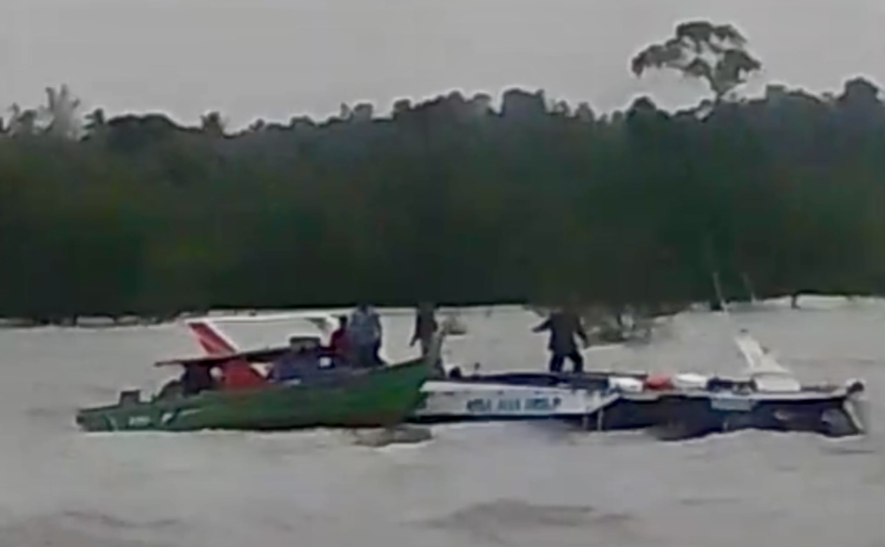 Sebuah kapal kargo, KM Asnah Jaya, yang diduga mengangkut sembako dilaporkan tenggelam di Perairan Pulau Parit, Kabupaten Karimun, Provinsi Kepulauan Riau, Rabu, 31 Desember 2025.(Foto: Tangkapan layar)
