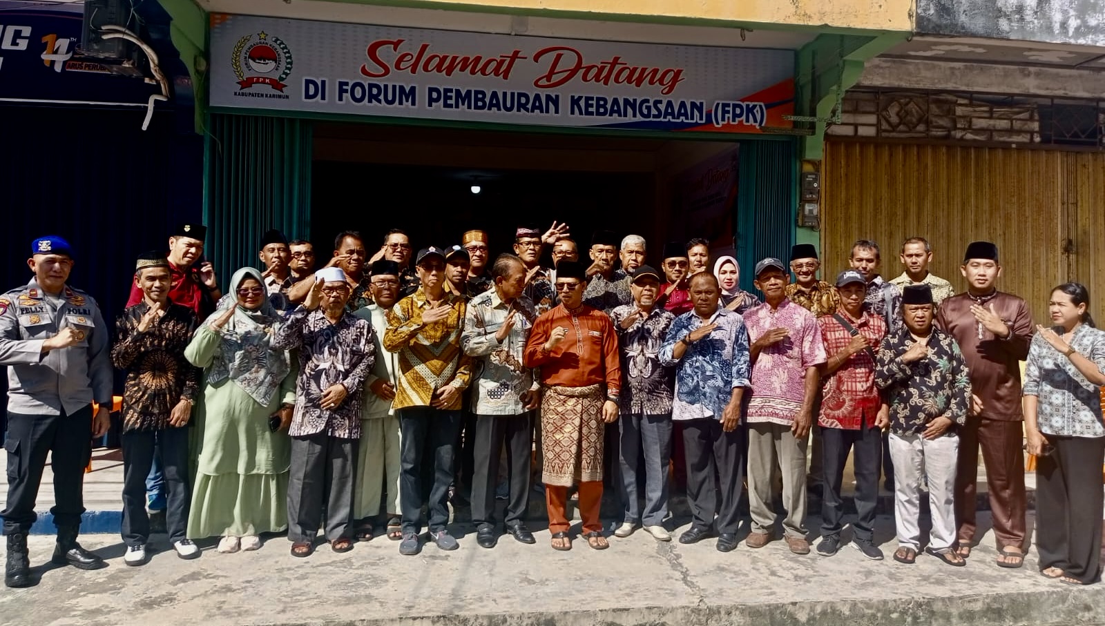 Forum Pembauran Kebangsaan (FPK) Kabupaten Karimun, secara resmi membuka lembaran baru dengan meresmikan Sekretariat mereka di Telaga Riau, Sungai Lakam Barat, Jum’at, 5 Desember 2025. Peresmian ini bukan sekadar seremonial, melainkan deklarasi tegas FPK sebagai pusat kontribusi strategis yang bertekad kuat mendukung stabilitas dan iklim investasi daerah.(Foto: Izar)