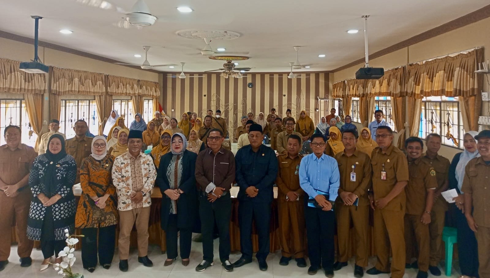 Persoalan keterbatasan sarana dan prasarana pendidikan serta rumitnya sistem zonasi sekolah mencuat dalam kegiatan reses anggota DPRD Kabupaten Karimun Daerah Pemilihan (Dapil) IV bersama tenaga pendidik.(Foto: Izar)