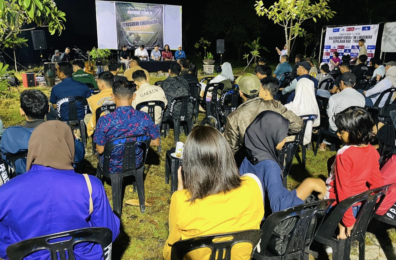 Melalui forum "Kaleidoskop Kerusakan Lingkungan Kepri 2025," organisasi Akar Bhumi Indonesia bersama Aliansi Jurnalis Independen (AJI) Batam memaparkan data yang menjadi peringatan keras pembangunan ekonomi yang mengabaikan daya dukung lingkungan kini mulai memicu bencana ekologis yang nyata. Refleksi diisi dengan pemutaran video dokumenter, diskusi publik serta perbincangan bersama warga terdampak, aktivis, jurnalis dan pemangku kepentingan.(Foto: Istimewa)