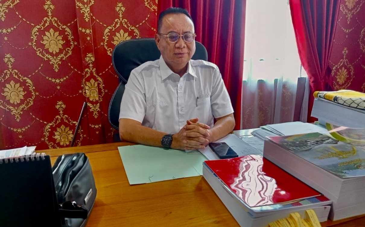 Pemerintah Kabupaten Karimun menghadapi tantangan serius dalam pembiayaan belanja pegawai pada Tahun Anggaran 2026, menyusul penurunan signifikan dana transfer dari pemerintah pusat. Kondisi ini membuat optimalisasi Pendapatan Asli Daerah (PAD), khususnya dari sektor pertambangan, menjadi langkah strategis untuk menjaga stabilitas keuangan daerah. Wakil Ketua II DPRD Karimun, Adi Hermawan, menyebut, Dana Alokasi Umum (DAU) yang selama ini digunakan untuk membayar gaji Pegawai Pemerintah dengan Perjanjian Kerja (P3K) dan pegawai paruh waktu mengalami defisit sekitar Rp60 miliar.(Foto: Izar)