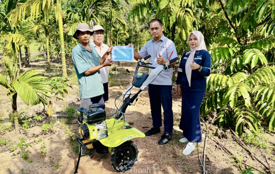 Komitmen PT Timah Tbk dalam mendukung ketahanan pangan dan kesejahteraan masyarakat kembali diwujudkan melalui langkah nyata di sektor pertanian, dengan memberikan bantuan sarana pertanian kepada Kelompok Tani Mitra Mandiri di Desa Kundur, Kecamatan Kundur Barat, Kabupaten Karimun, Kepulauan Riau.(Foto: Istimewa)
