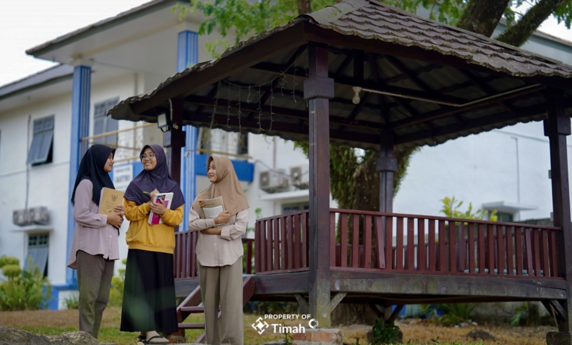 Dalam rangka menyongsong visi besar Indonesia Emas 2045, PT Timah Tbk terus menunjukkan komitmennya dalam memperkuat sektor pendidikan, khususnya di wilayah sekitar operasional perusahaan. Upaya ini menjadi bagian dari kontribusi nyata perusahaan dalam mencetak sumber daya manusia (SDM) yang unggul, berdaya saing, dan siap menghadapi tantangan masa depan.(Foto: Istimewa)