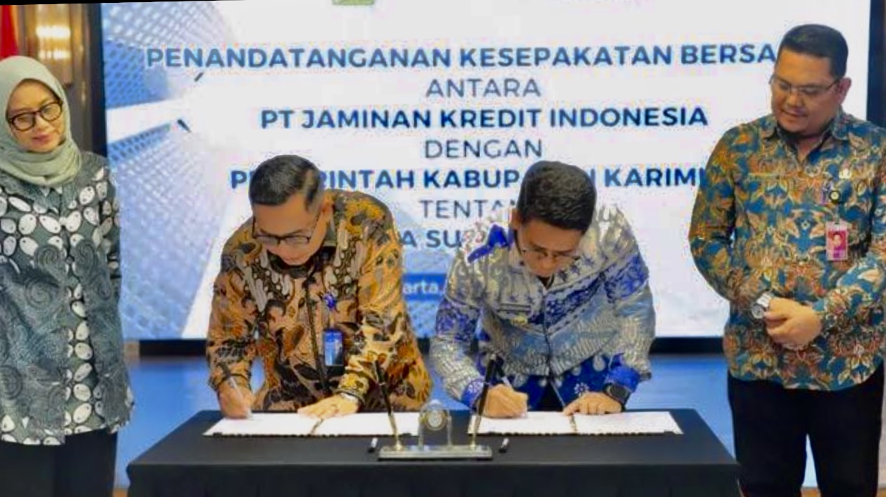Penandatanganan Memorandum of Understanding (MoU) antara Bupati Karimun Iskandarsyah, didampingi Kepala Bagian Pengelolaan Perbatasan dan Kerja Sama Pemkab Karimun Abdul Gafar, dengan Pelaksana Tugas Direktur Utama PT Jamkrindo Abdul Bari.(Foto: Izar)