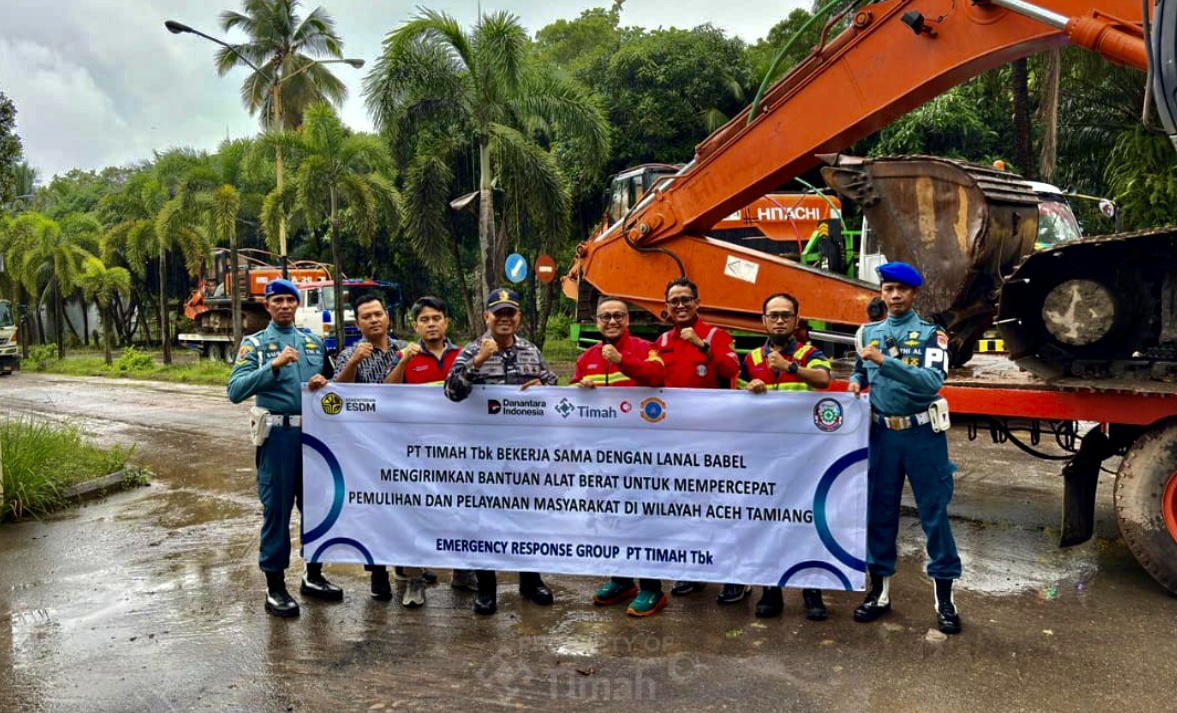 PT Timah Tbk bersama Pangkalan TNI Angkatan Laut (Lanal) Bangka Belitung, berkolaborasi mengirimkan lima unit alat berat jenis excavator untuk membantu penanganan dampak bencana di Provinsi Aceh, Sumatera Utara dan Sumatera Barat.(Foto: Istimewa)