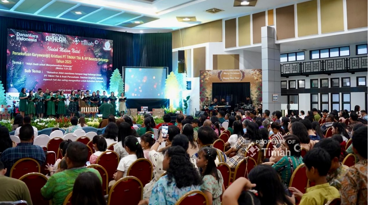 PT Timah Tbk bersama anak perusahaannya sukses menyelenggarakan Perayaan Natal Oikumene di Graha Timah, Sabtu (10/1/2026). Mengusung tema "Allah Hadir untuk Menyelamatkan Keluarga", acara ini bukan sekadar seremoni keagamaan, melainkan momentum bagi perusahaan untuk memperkokoh nilai kebersamaan dan memperluas dampak sosial di wilayah operasionalnya.(Foto: Istimewa)