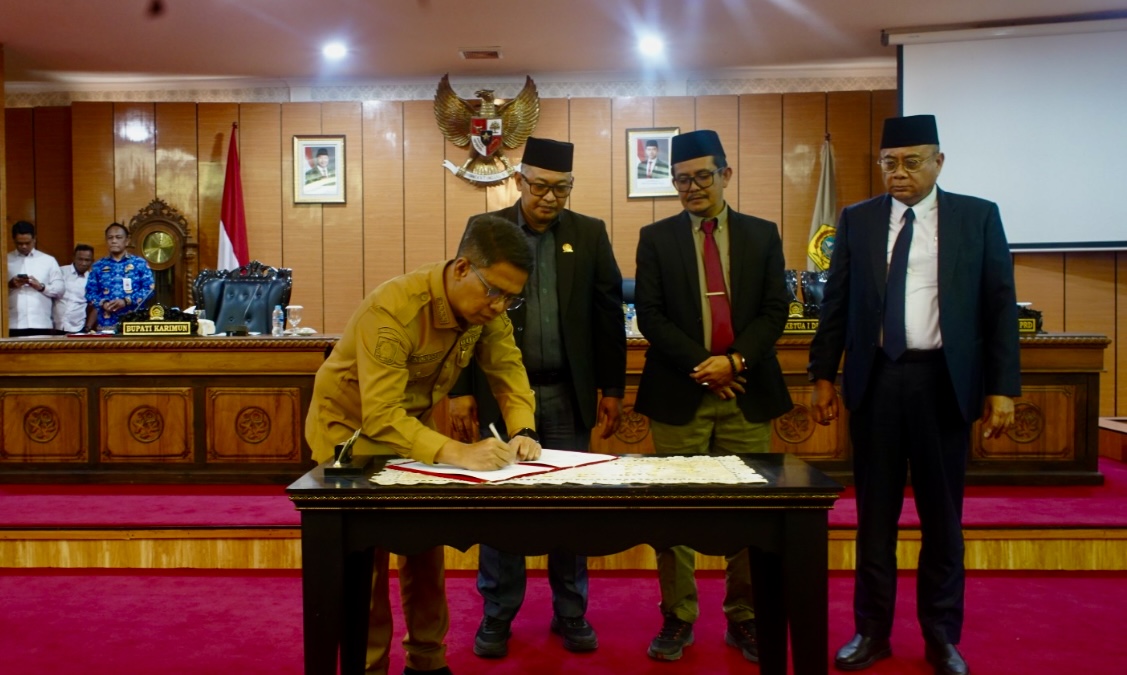 Pemerintah Kabupaten Karimun bersama Dewan Perwakilan Rakyat Daerah (DPRD) Karimun resmi mengesahkan Peraturan Daerah (Perda) Kabupaten Layak Anak (KLA) dalam rapat paripurna DPRD yang digelar pada Senin, 19 Januari 2026.(Foto: Izar)