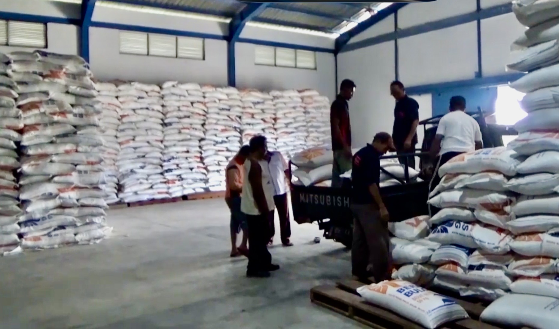 Pemerintah Kabupaten Karimun mengambil langkah konkret memperkuat ketahanan pangan daerah, dengan menghibahkan lahan seluas tiga hektar kepada Perum Bulog. Lahan tersebut nantinya akan digunakan untuk pembangunan Gudang Bulog Karimun yang berkapasitas besar dan multi-komoditas.(Foto: Izar)