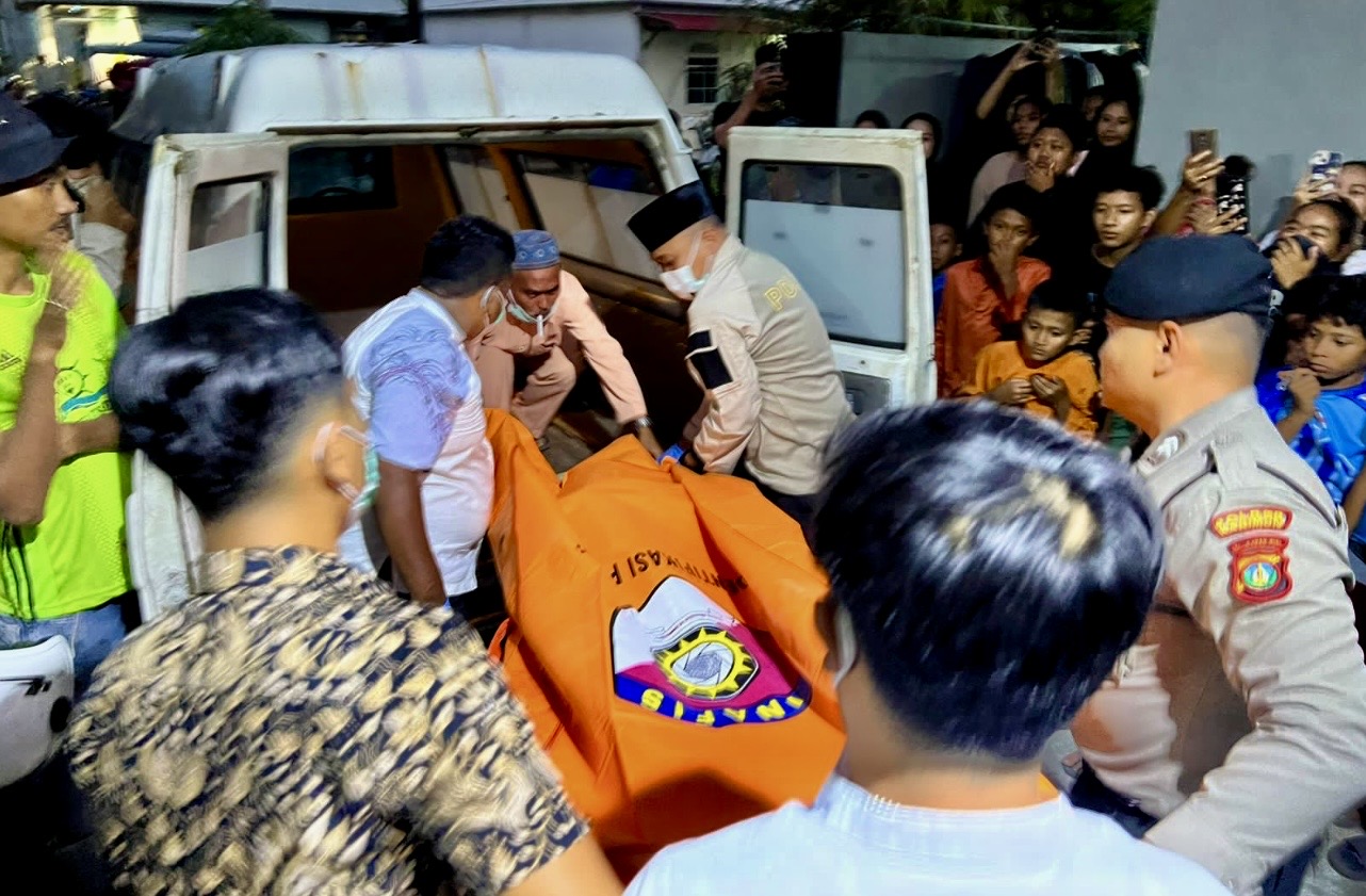 Warga Kelurahan Sungai Lakam Timur, Kecamatan Karimun, Kabupaten Karimun, Provinsi Kepulauan Riau dikejutkan oleh penemuan sesosok mayat pria berusia 40 tahun yang sudah membusuk di dalam kamar kos, Jum’at (23/1/2026) petang.(Foto: Izar)