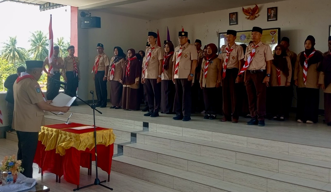 Wakil Bupati Karimun sekaligus Ketua Kwartir Cabang (Kwarcab) Karimun, Rocky Marciano Bawole, resmi melantik Muhammad Karta sebagai Ketua Kwartir Ranting (Kwarran) Kecamatan Meral untuk masa bakti terbaru, Senin (26/1/2026).(Foto: Izar)
