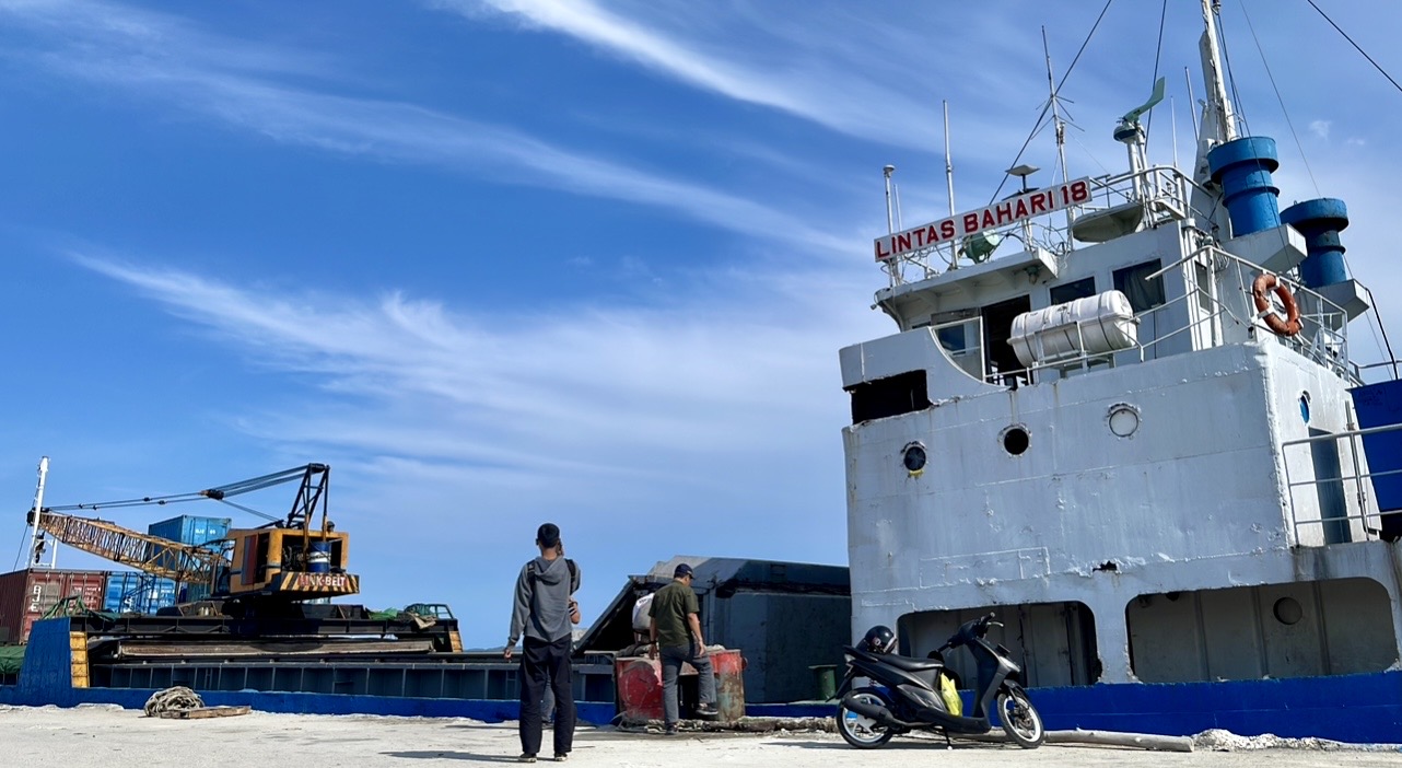 Distribusi beras premium milik Perum Bulog hingga kini belum berjalan optimal akibat kendala transportasi laut.(Foto: Izar)