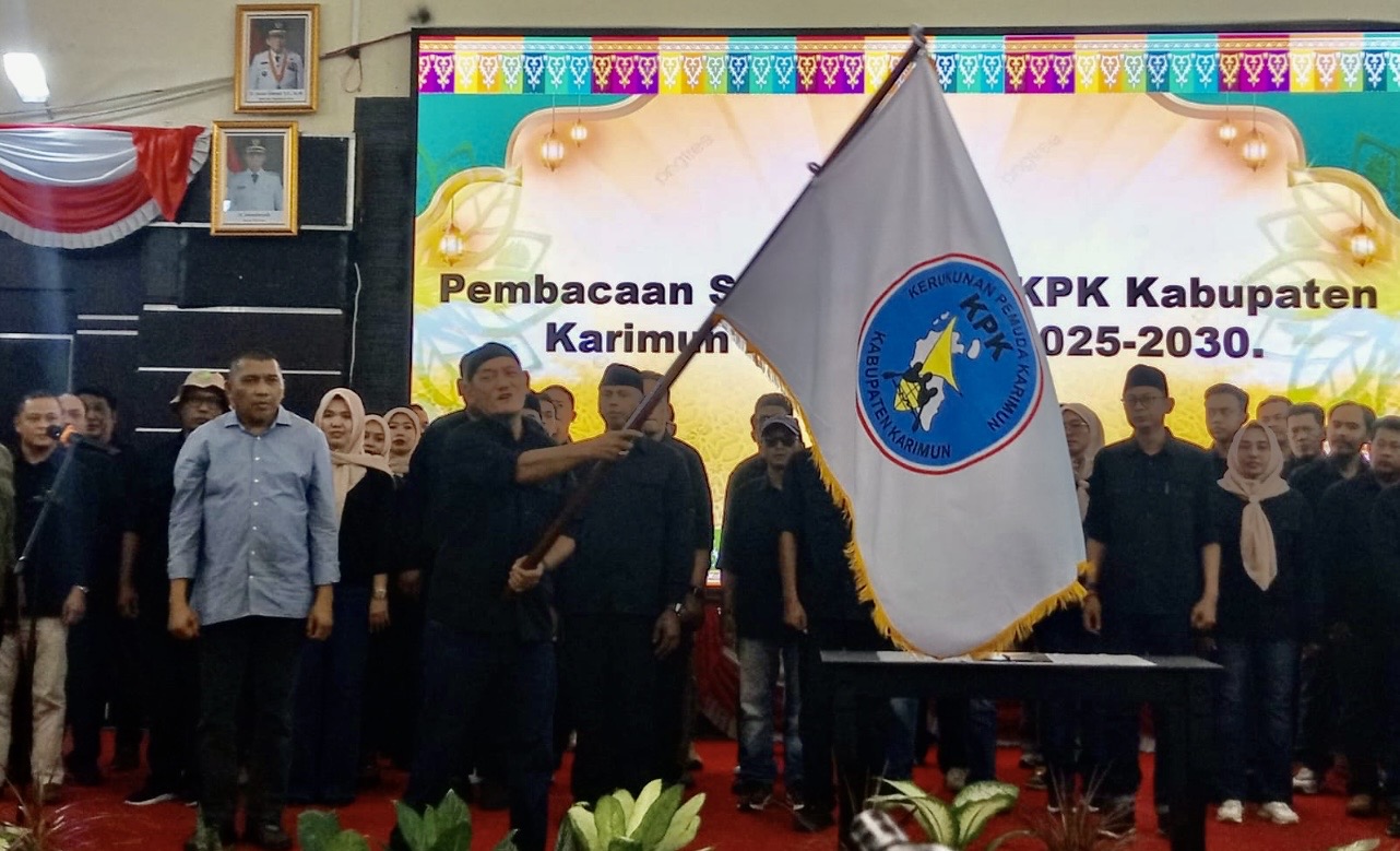 Mardana Surya Karma kembali dipercaya memimpin Dewan Pimpinan Pusat (DPP) Kerukunan Pemuda Karimun (KPK) untuk masa bakti 2025–2030, setelah dikukuhkan bersama 62 pengurus lainnya oleh Wakil Bupati Karimun Rocky Marciano Bawole, dalam pelantikan yang digelar di Gedung Nasional Karimun, Sabtu (7/2/2026).(Foto: Izar)