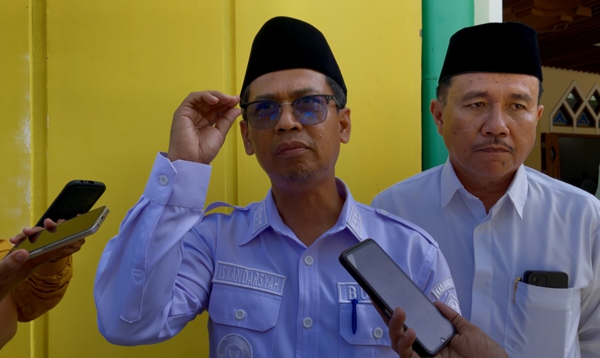 Menanggapi kabar isu, ancaman sanksi Uni Eropa (UE) terhadap Pelabuhan Karimun memicu perhatian luas dan menjadi perbincangan hangat di sektor kemaritiman Kepulauan Riau, Bupati Karimun Iskandarsyah akhirnya angkat bicara. Ia menegaskan bahwa isu serupa sebelumnya juga pernah mencuat, khususnya terkait aktivitas di Oil Terminal Karimun (OTK).(Foto: Izar)
