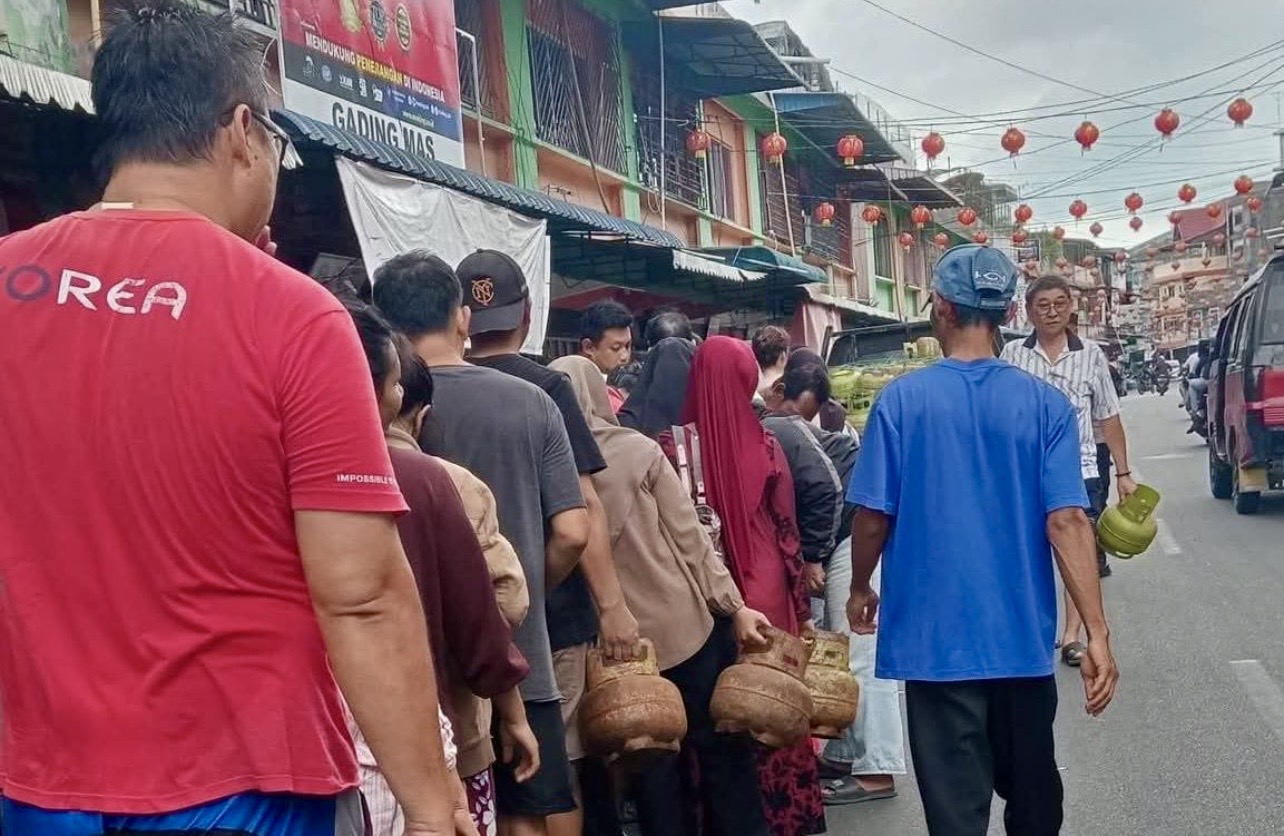 Warga Pulau Kundur, Kabupaten Karimun, sempat dibuat resah dengan kabar kelangkaan gas elpiji 3 kilogram. Antrean panjang di sejumlah pangkalan bahkan viral dan memicu kekhawatiran bakal terjadi krisis gas bersubsidi menjelang Ramadan.(Foto: Izar)
