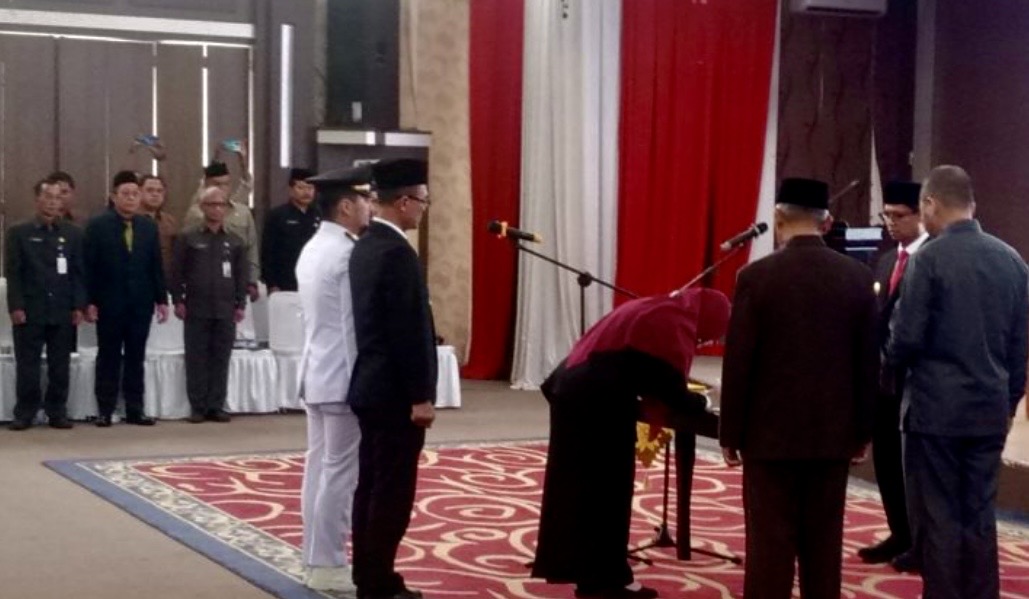 Bupati Karimun, Iskandarsyah resmi melantik 10 Kepala Organisasi Perangkat Daerah (OPD) hasil seleksi terbuka (open bidding), di Gedung Nilam Sari, Komplek Perkantoran Bupati Karimun, Kamis (12/2/2026).(Foto: Izar)
