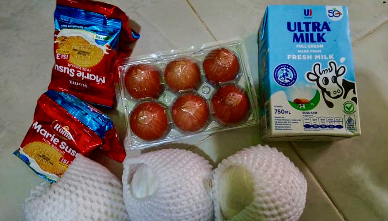 Alih-alih makanan segar nan bergizi, oknum Satuan Pelayanan Pemenuhan Gizi (SPPG) diduga nekat menabrak aturan pusat dengan menyajikan produk pabrikan atau Ultra Processed Food (UPF). Padahal, Badan Gizi Nasional (BGN) sudah tegas melarang keras penggunaan nugget, sosis, hingga biskuit kemasan dalam menu MBG. Karena kandungan pengawet dan perasanya dianggap merusak kualitas gizi anak.(Foto: Istimewa)