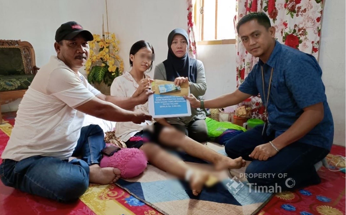 PT Timah (Persero) Tbk menyerahkan bantuan kepada Rizki Ajijah (15), warga Desa Gemuruh, Kecamatan Kundur Barat, Kabupaten Karimun, Provinsi Kepulauan Riau. Rizki mengalami patah tulang kaki akibat kecelakaan. Akibat cedera tersebut, pelajar kelas 3 SMP itu sudah lebih dari satu bulan hanya bisa terbaring di rumah.(Foto: Istimewa)