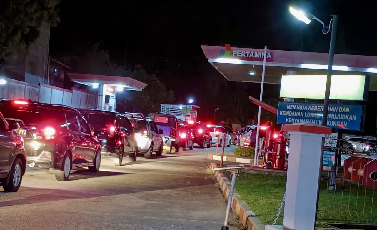 Menjelang Hari Raya Idul Fitri 1447 Hijriah, antrean panjang kendaraan di sejumlah SPBU di Kabupaten Karimun mendadak viral. Salah satu lokasi yang menjadi sorotan adalah SPBU Poros. Dari pantauan di lapangan, deretan mobil dan motor tampak mengular hingga malam hari untuk mendapatkan BBM jenis Pertalite.(Foto: Izar)