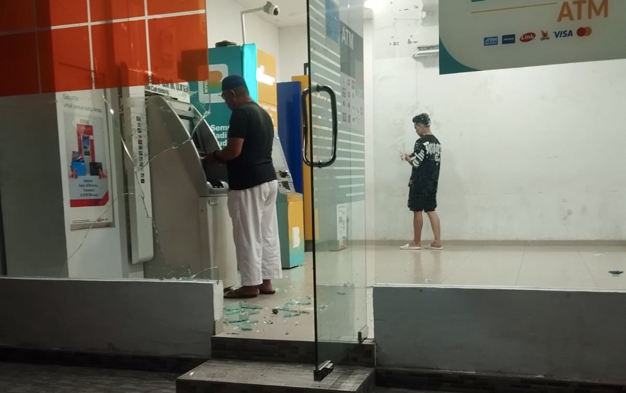 Warga Teluk Air mendadak heboh. Kaca mesin Anjungan Tunai Mandiri (ATM) yang berada di area parkir Minimarket Asli Mart diduga dirusak oleh orang tak dikenal (OTK), Sabtu (20/3/2026) petang.(Foto: Istimewa)