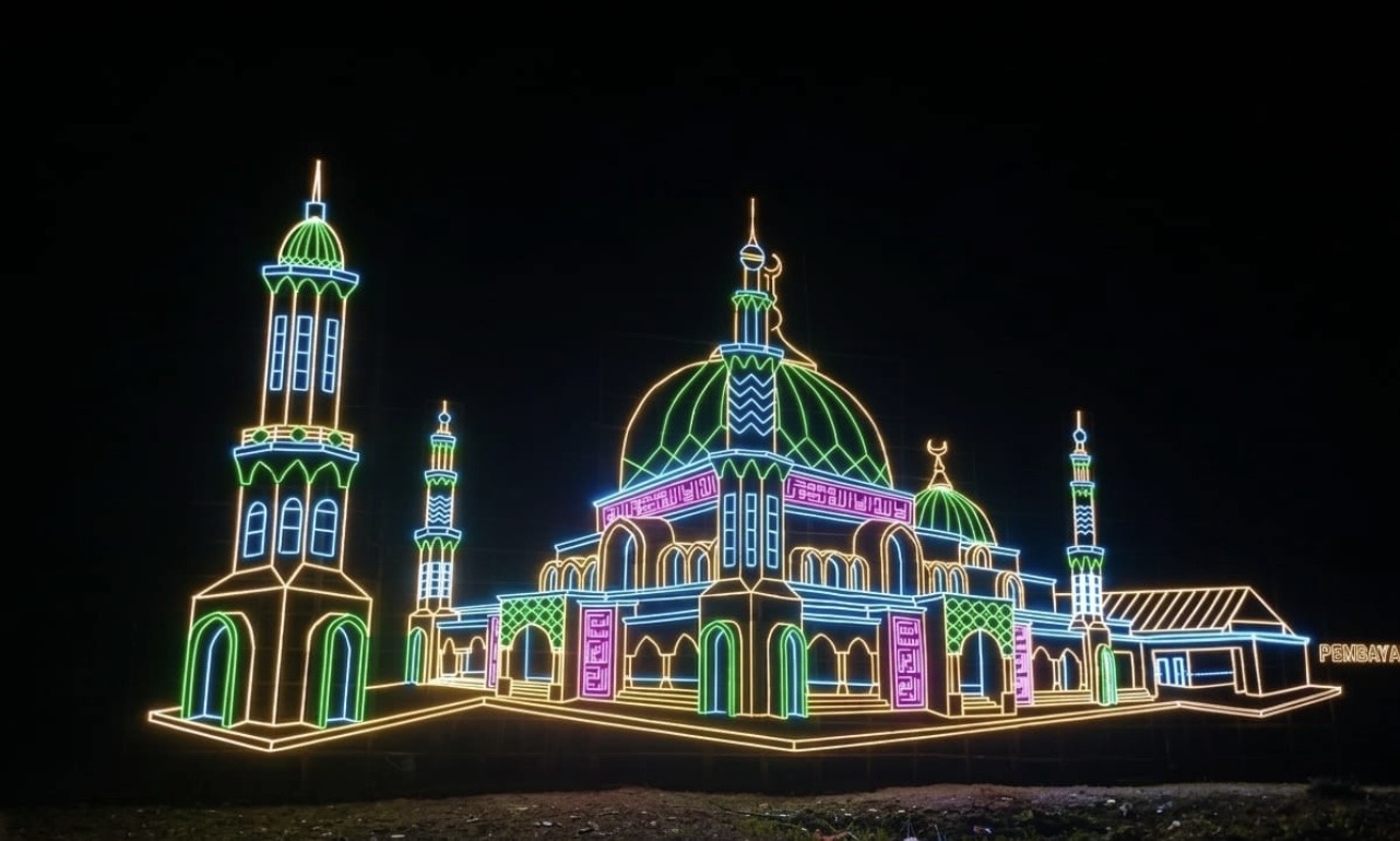 Pemerintah Kabupaten Karimun melalui Dinas Pariwisata resmi mengumumkan para pemenang Festival Lampu Hias dan Kereta Hias 2026. Pulau Kundur mendominasi seluruh perlombaan, khususnya pada kategori lampu elektrik.(Foto: Izar)