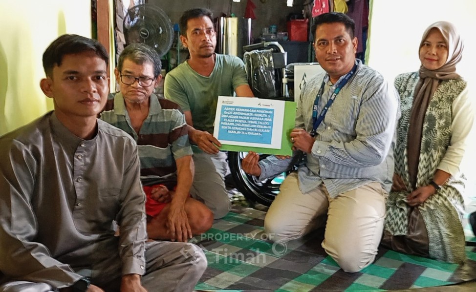 Komitmen PT Timah (Persero) Tbk dalam membantu masyarakat yang membutuhkan kembali diwujudkan melalui penyerahan bantuan kursi roda kepada Kadir Yatim, warga Desa Teluk Radang, Kecamatan Kundur Utara, Kabupaten Karimun.(Foto: Istimewa)