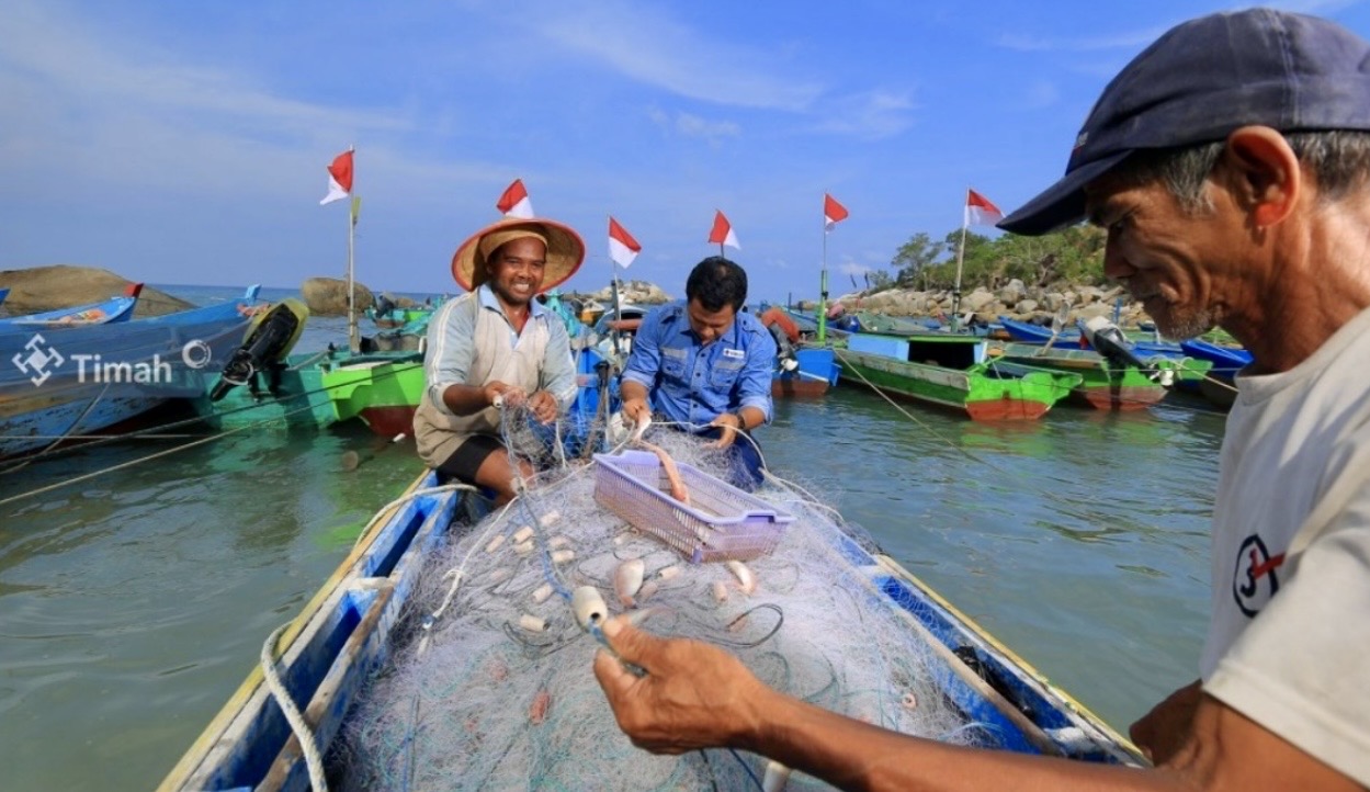 PT Timah (Persero) Tbk terus menunjukkan komitmennya tidak hanya dalam mengembangkan bisnis, tetapi juga tumbuh bersama masyarakat, khususnya para nelayan di wilayah operasionalnya.(Foto: Istimewa)