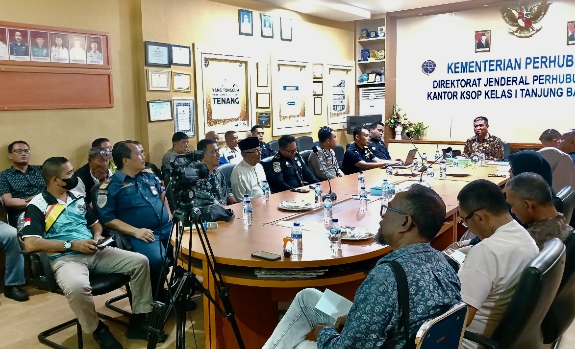 Kantor Kesyahbandaran dan Otoritas Pelabuhan (KSOP) Kelas I Tanjungbalai Karimun, melaksanakan rapat evaluasi kegiatan angkutan laut selama Lebaran 2026 di Kabupaten Karimun, mulai dari 13 Maret hingga 30 Maret 2026.(Foto: Izar)