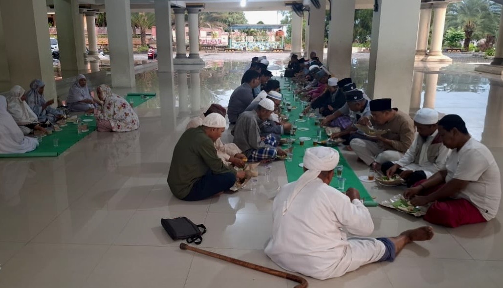 Salah satu langkah yang dilakukan oleh pengurus Masjid Baiturrahman Karimun, yaitu menghadirkan program keagamaan yang tidak hanya bersifat ibadah ritual, tetapi juga memperkuat kebersamaan umat. Salah satunya dengan menggelar kegiatan kajian rutin setiap Ahad pagi usai salat Subuh bertajuk “Ngopi Ngobrol Perkara Iman”.(Foto: Istimewa)