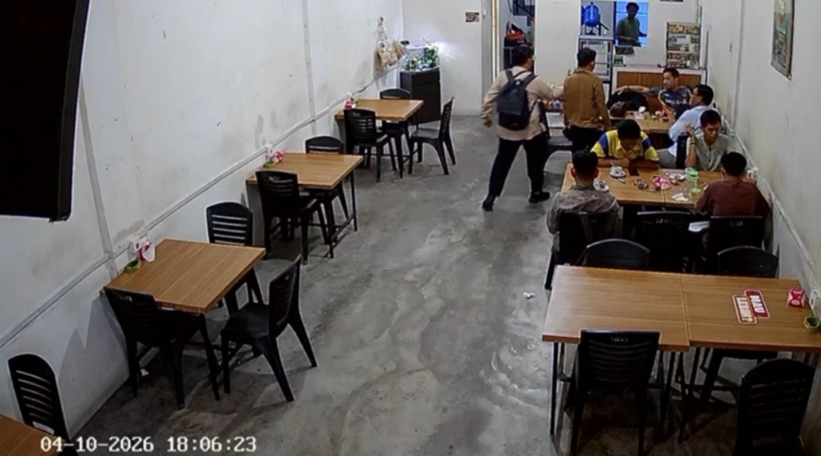 Seorang oknum pegawai IT Perumda BPR Tuah Karimun berinisial TW, diduga bersikap arogan, bahkan berani mengancam akan meretas (hack) seluruh media massa di Karimun. TW terekam kamera cctv di salah satu kedai kopi di bilangan Poros.(Foto: tangkapan layar)