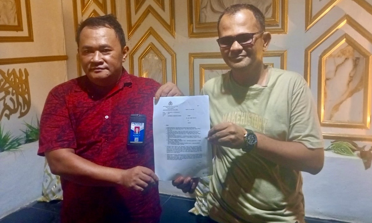 Ahmad Iskandar Tanjung (kanan), didampingi oleh penasihat hukumnya, saat menggelar konferensi pers di kediamannya di Kelurahan Lubuk Semut, Kecamatan Karimun, Tanjungbalai Karimun, Kepri, Jum’at (17/4/2026), petang.(Foto: Junizar)
