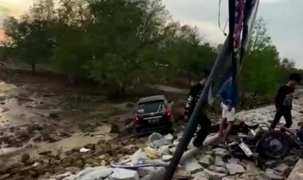 Sebuah mobil Toyota Avanza berwarna hitam dengan nomor polisi BP 1442 YK, lepas kendali dan menghantam para jogger, Minggu (19/4/2026) pukul 06:15 WIB, di Tugu MTQ Tanjungbalai Karimun, Kepulauan Riau.(Foto: Izar)