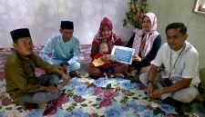 PT Timah (Persero) Tbk melalui program bantuan sosial di bidang kesehatan, memberikan bantuan biaya pengobatan bagi Zuliaifanda, bayi berusia 10 bulan asal Desa Kundur, Kecamatan Kundur Barat, Kabupaten Karimun, Kepulauan Riau, yang menderita kelainan jantung bawaan atau jantung bocor sejak lahir.(Foto: Istimewa)