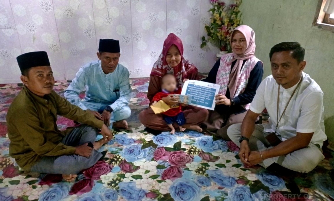 PT Timah (Persero) Tbk melalui program bantuan sosial di bidang kesehatan, memberikan bantuan biaya pengobatan bagi Zuliaifanda, bayi berusia 10 bulan asal Desa Kundur, Kecamatan Kundur Barat, Kabupaten Karimun, Kepulauan Riau, yang menderita kelainan jantung bawaan atau jantung bocor sejak lahir.(Foto: Istimewa)