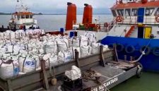 PT Karimun Hijau Sejahtera (KHS) memberikan klarifikasi resmi, guna meluruskan informasi mengenai aktivitas bongkar muat limbah Bahan Berbahaya dan Beracun (B3) di Pelabuhan Roro Paret Rampak, Kabupaten Karimun. Perusahaan menegaskan, seluruh operasional dijalankan dengan pengawasan ketat dan kepatuhan penuh terhadap hukum yang berlaku.(Foto: Izar)