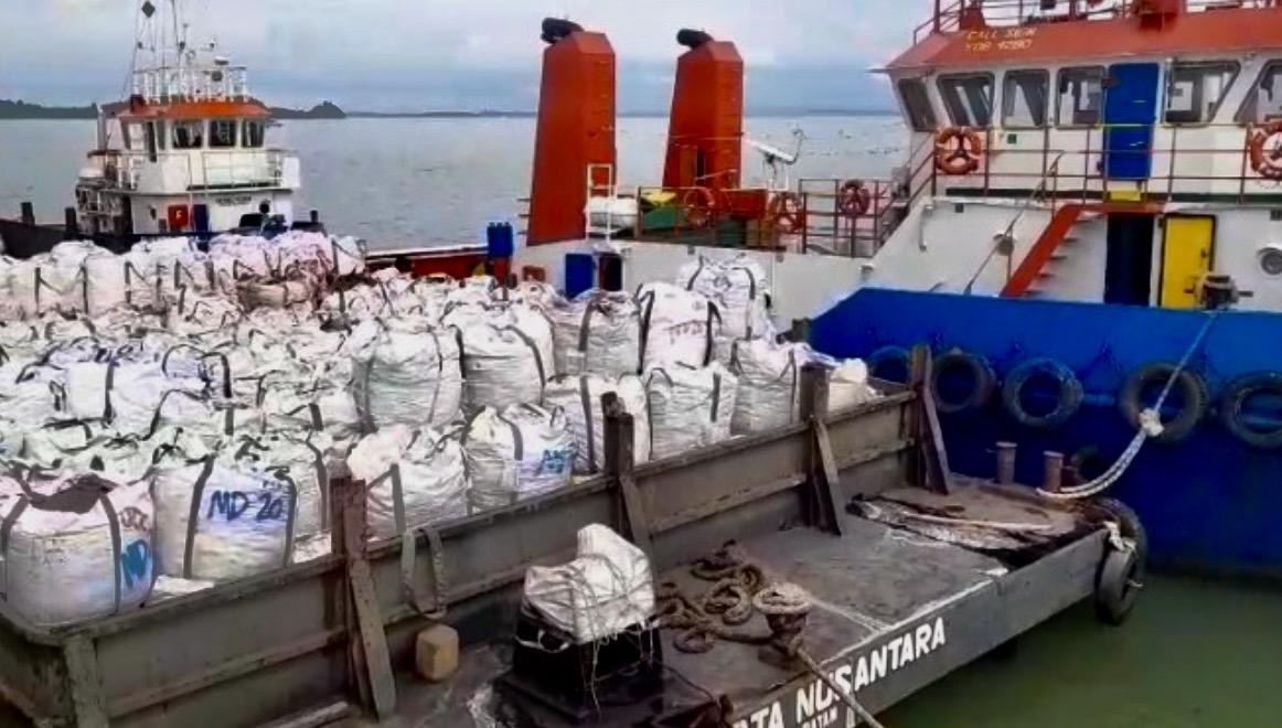 PT Karimun Hijau Sejahtera (KHS) memberikan klarifikasi resmi, guna meluruskan informasi mengenai aktivitas bongkar muat limbah Bahan Berbahaya dan Beracun (B3) di Pelabuhan Roro Paret Rampak, Kabupaten Karimun. Perusahaan menegaskan, seluruh operasional dijalankan dengan pengawasan ketat dan kepatuhan penuh terhadap hukum yang berlaku.(Foto: Izar)