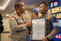 Brigpol Yohanes Dede, seorang anggota Provos Polres Karimun, dianugerahi piagam penghargaan oleh Kapolda Kepulauan Riau, Irjen Pol. Asep Safrudin, S.I.K., M.H, di sela-sela agenda Rakernas Humas Polda Kepri pada Kamis (21/5/2026).(Foto: Istimewa)
