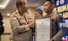 Kisah Inspiratif Brigpol Yohanes Dede: Sisihkan Gaji dan Hasil Ngonten untuk Bantu Warga